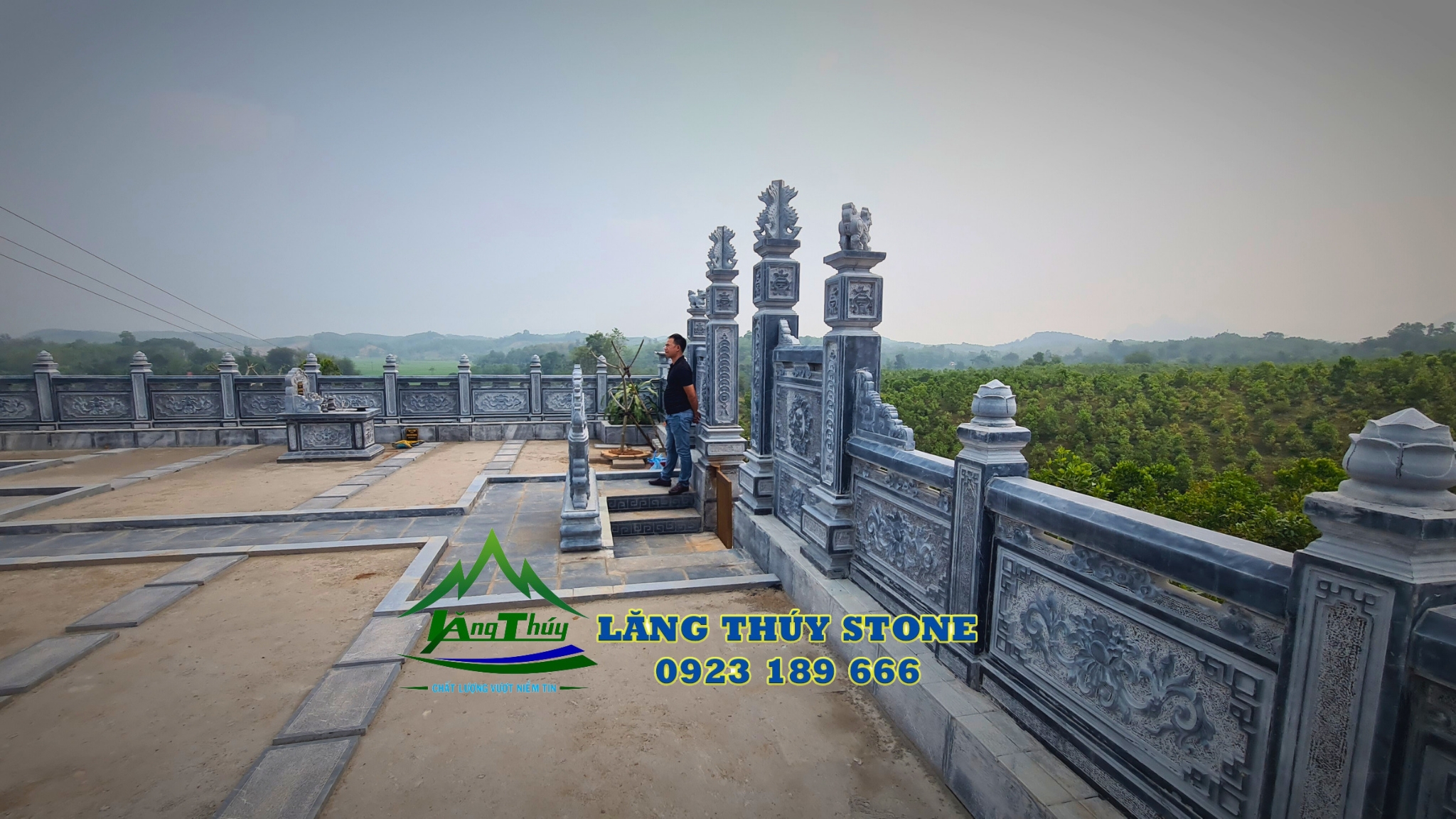Cổng đá tứ trụ nhìn bên hông Cổng đá tứ trụ nhìn bên hông