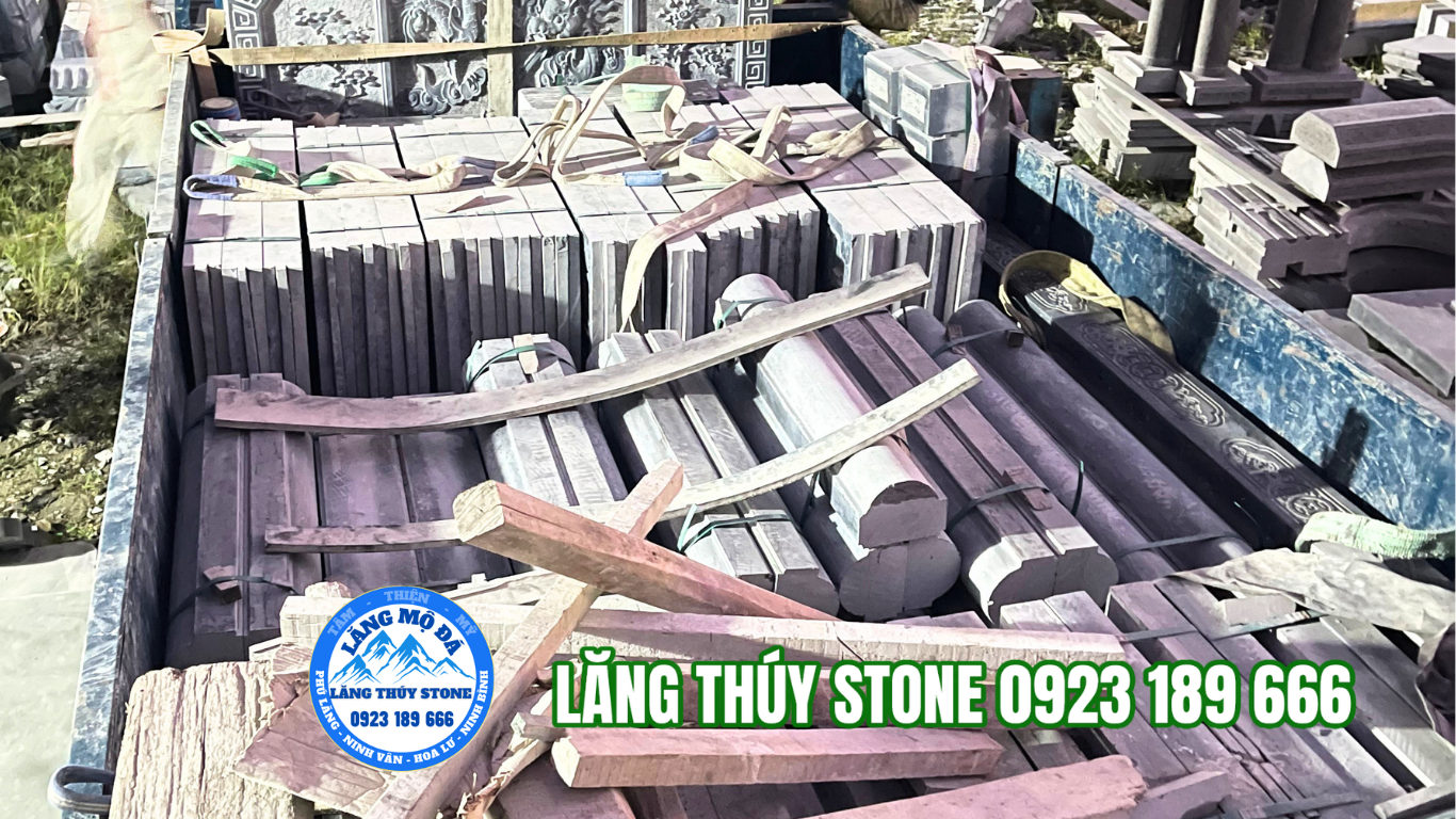 Xưởng sản xuất lăng mộ đá Ninh Bình – Lăng Thuý Stone Các cấu kiện lăng mộ đá được gia công và sắp xếp tại xưởng Lăng Thuý Stone