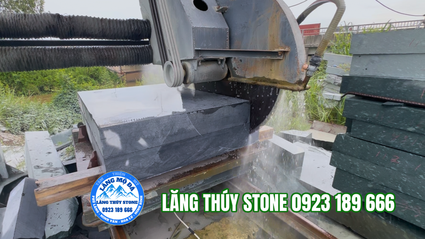 Xưởng sản xuất lăng mộ đá Ninh Bình – Lăng Thuý Stone Cắt tạo hình cấu kiện đá tại xưởng sản xuất lăng mộ Lăng Thuý Stone
