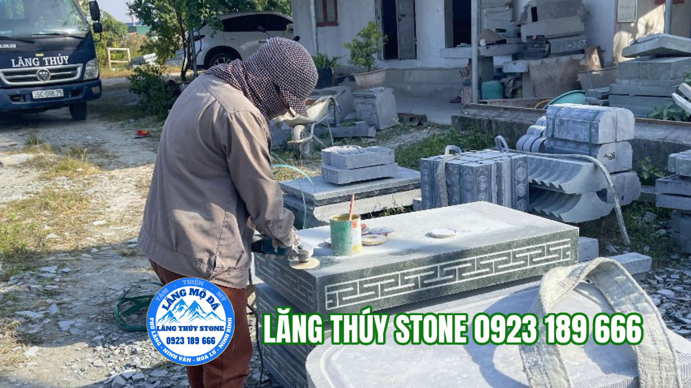 Xưởng sản xuất lăng mộ đá Ninh Bình – Lăng Thuý Stone Thợ gia công hoàn thiện sản phẩm lăng mộ đá tại xưởng Lăng Thuý Stone Ninh Bình