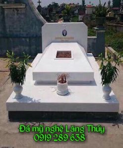 mộ đá trắng nguyên khối