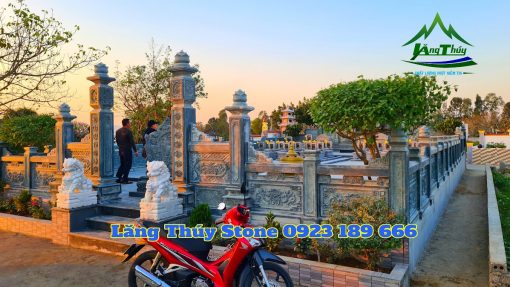 khuôn viên lăng mộ đá xanh rêu tại nghệ an